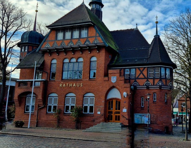 Ferienwohnungen in Burg auf Fehmarn – zentral und stadtnah von Fehmarn-Pur Historisches Rathaus in Burg auf Fehmarn mit Ferienwohnungen in zentraler Lage nahe Altstadt und Einkaufsmöglichkeiten