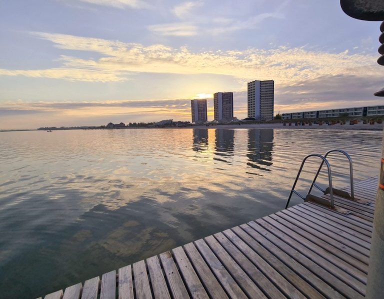 Ferienwohnungen am Südstrand Fehmarn direkt an der Ostsee von Fehmarn-Pur Sonnenuntergang am Südstrand Fehmarn mit Meerblick und Ferienwohnungen direkt an der Ostsee